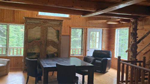 Rustic Executive Cabin at Beaverfoot in Parson