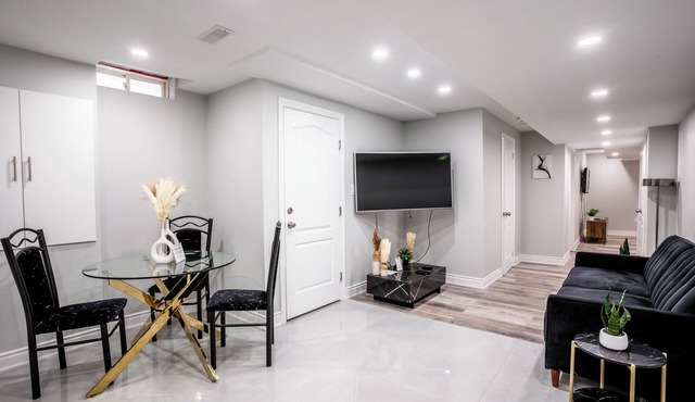 SAINT SUITES EXECUTIVE STAY 2B + 1B in Brampton