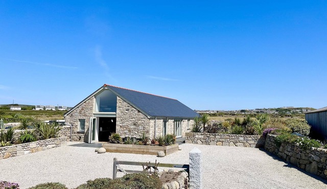 SEE TWO SEAS, CAPE CORNWALL, pet friendly, with hot tub in St Just in Penzance