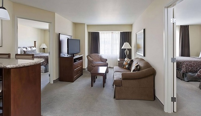 Spacious 2BR Suite with Full Kitchen | Near Pearl District | Free Breakfast