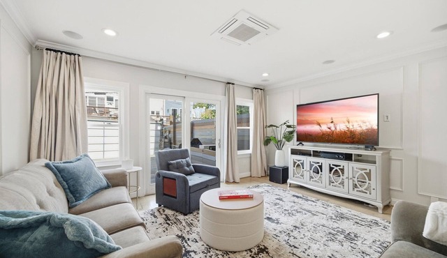 Spacious 3BR Capitol Rowhouse Comfort & Parking