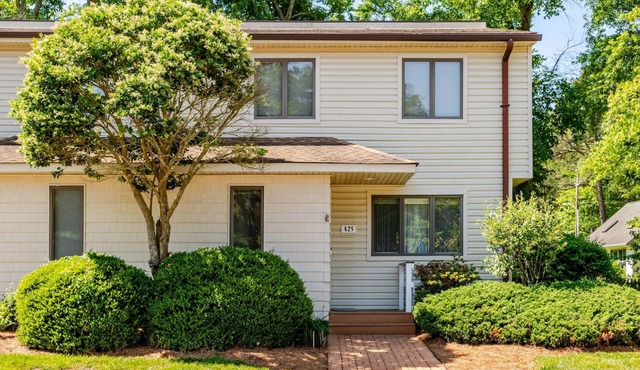 Spacious 3BR End Unit Townhome with Pool, 3 Blocks to Beach in Bethany Beach