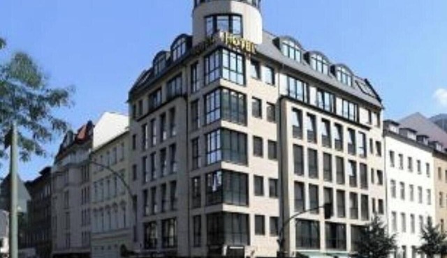 Spacious 4BR Berlin Apartment for 14 Near City Center & Wedding Station