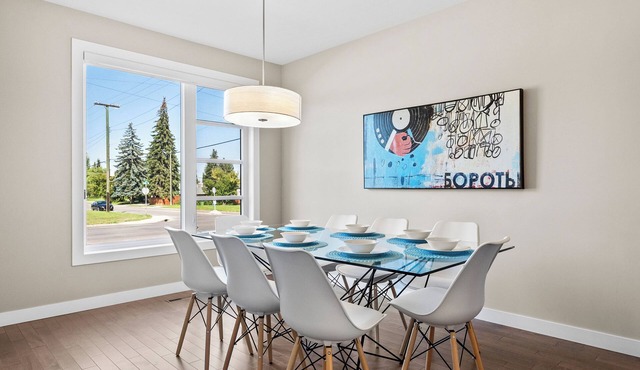 Spacious Central 4BR Duplex with 2 Car Garage & Downtown View from Rooftop Patio in Calgary