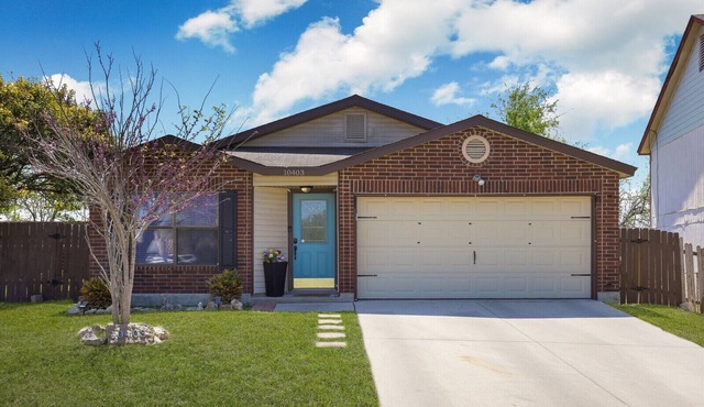 Spacious Home with Pool Sleeps 10 Near Lackland BMT Graduation Family Friendly