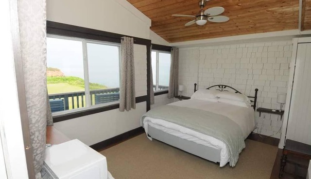 Spacious inn perched on cliff above the sea in Murray River