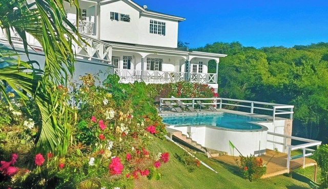 Spacious Modern Villa! Tranquil, Private Pool, Ocean views. Close to 2 Beaches