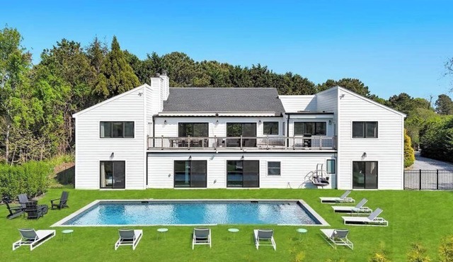 Spacious Southampton home, close to town, beaches, large private yard,. in Southampton