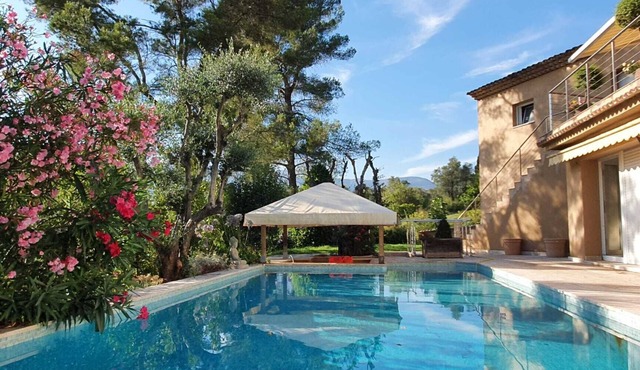 Splendid Villa with swimming pool in Roquefort-les-Pins