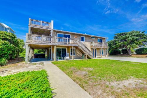 Steps to Beach: Bright Emerald Isle Retreat in Emerald Isle