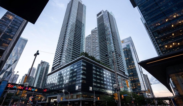 Stunning Downtown Toronto 2 Bedroom & 2 Washroom CN Tower/Lake Views