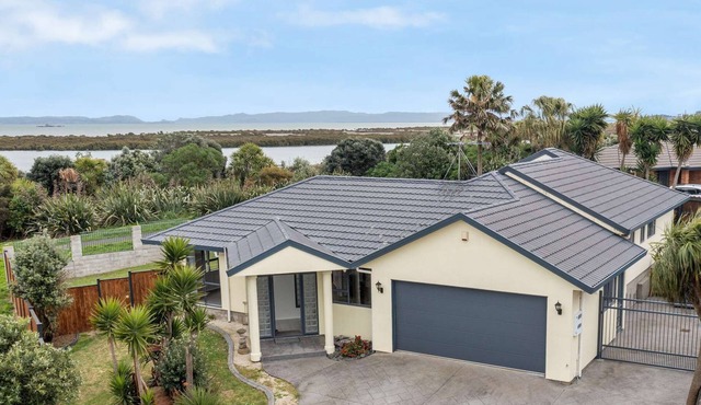Stunning Sea View Home Very near to AKL Airport in Auckland