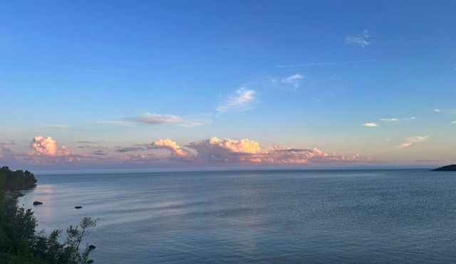 Stunning Waterfront Condo- Pool/Hot Tub/Sauna (3BR 3Bath) in Two Harbors