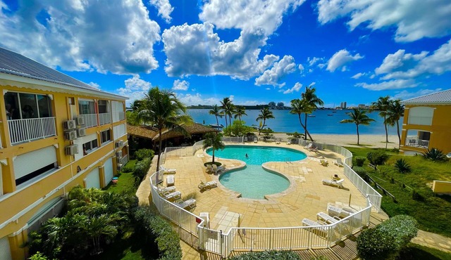 Superb, bright studio overlooking pool and lagoon in Nettle Bay