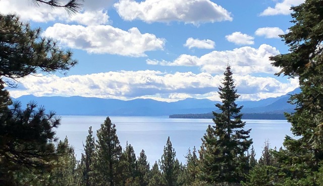 Tahoe City Cabin~Spectacular Lake View! Walk to Lake and City * WIFI* in Tahoe City