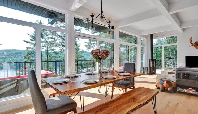 The Eyrie: Sweeping views waterfront sunlit escape in Val-des-Monts