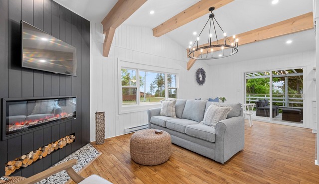 The Lupin Cottage by the Beach in Stratford