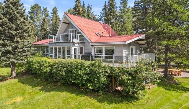 The Nest - Retro Cabin w/Sauna in Rocky View County