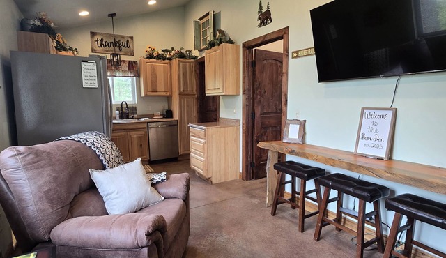 Themed Bear's Den Cabin nestled in the pines minutes outside of Glacier Park. in Coram