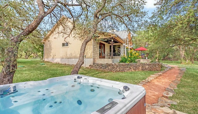 Totally relax in luxury* Acres of views* private hot tub; peace & quiet