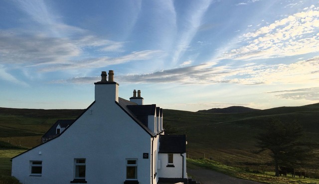 Traditional Croft House, modern interior, in stunning landscape, near the coast. in Near Staffin