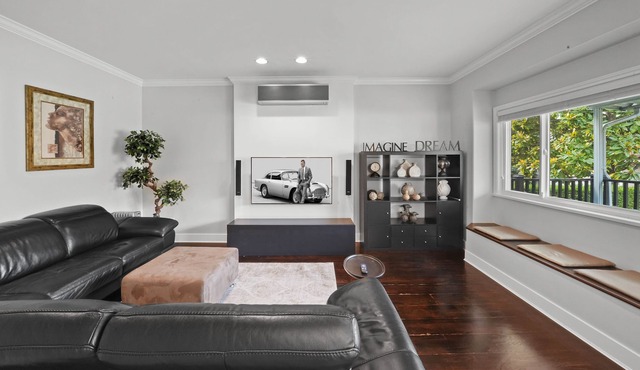 Trafalgar House: 6br/4ba+Parking, Gorgeous Renos in Vancouver