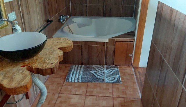Tranquil 1-bedroom cabin in lovely Manzanillo perfect for relaxing getaway in Cahuita