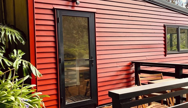 Tranquil sunny spot in the heart of Piha. 10 minutes walk to the beach. in Waitakere