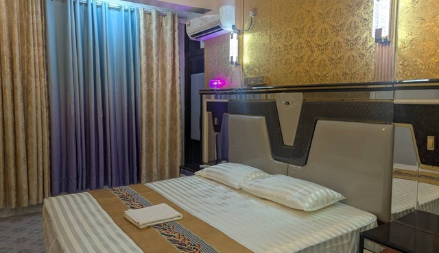 TRANSIT HOTEL LUXUARY