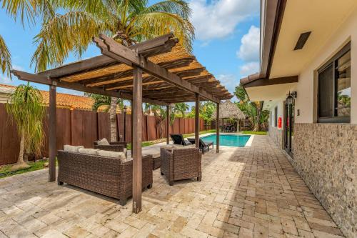 Tropical Oasis with Heated Pool and BBQ in Tamiami