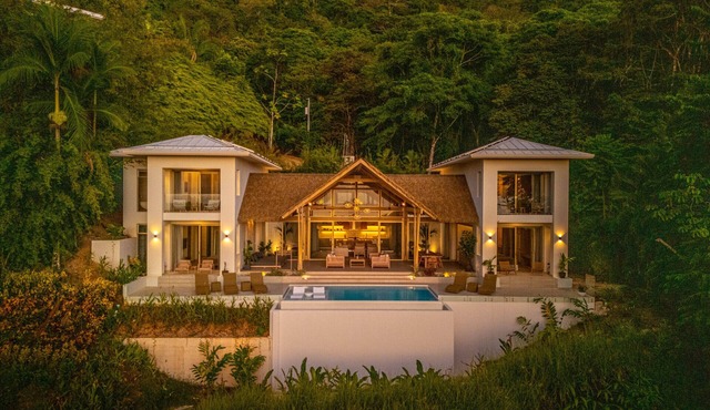 Tropical Oceanview Retreat: 11BR for 27 Guests in Dominical