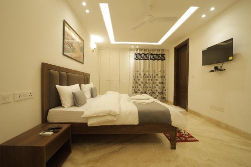 Under My Roof Superio in New Delhi