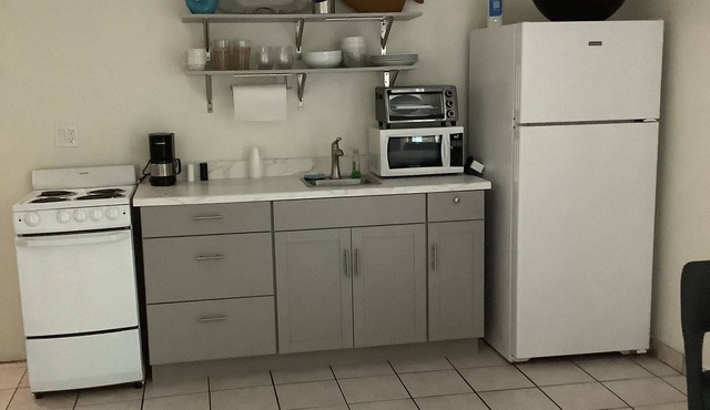 Uptown quiet cottage close to beaches, restaurant & shopping. in Key West