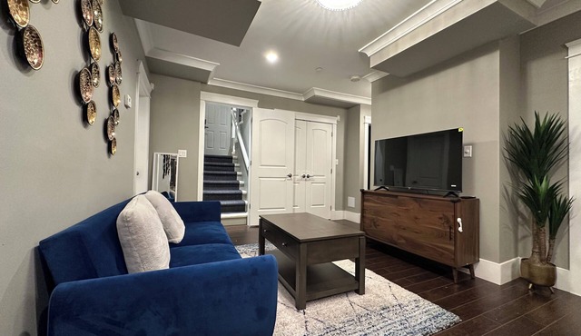 VANCOUVER 2BR SUITE WITH PRIVATE ENTRANCE-NEAR YVR/DT/RMD-FREE PARKING in Vancouver