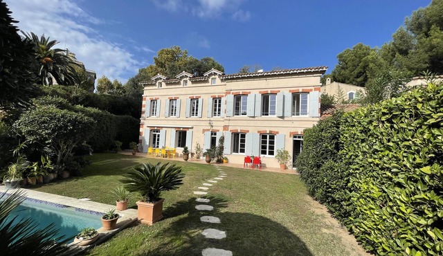 Villa Sleeps 10 with Ample Bathrooms in Marseille