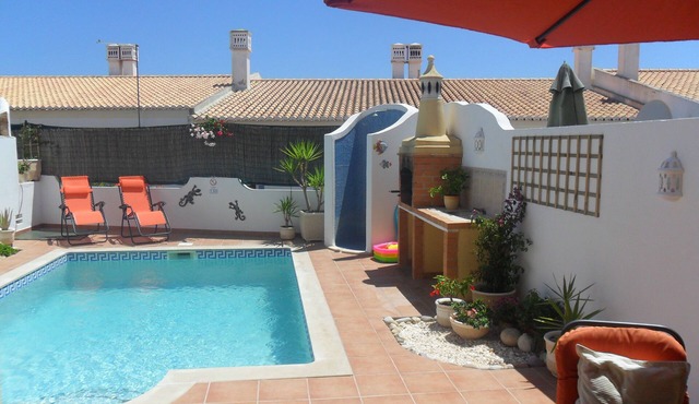 Villa with private pool, close to beach, restaurants, bars and shops. Free WiFi