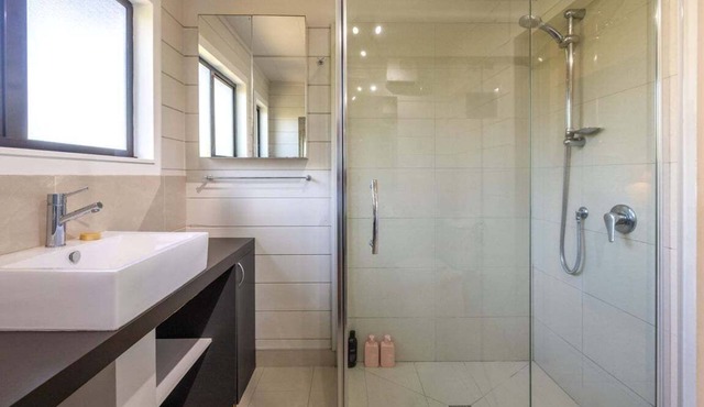 Villetta Hauraki by Waiheke Pure - Spacious modern home, walk to Palm Beach