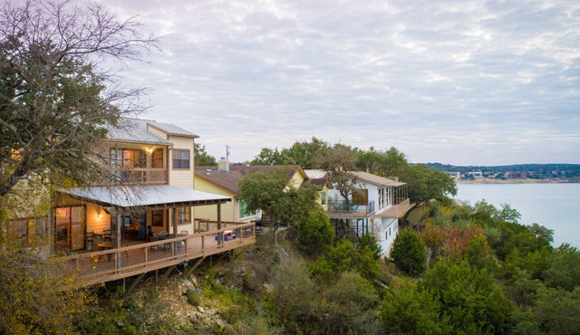 Water's Edge Retreat: CL Waterfront + 2 Living Areas + Ping Pong + Covered Deck + Vast Master Suite in Canyon Lake