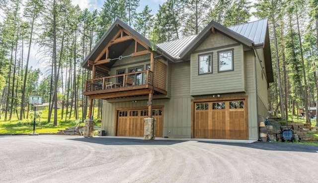 Wilderness retreat with a large deck, grill, updated interior, fireplace, and AC in Lakeside