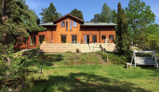 Wonderful familyfriendly wooden house at a lake in Stockholm countryside in Kummelnäs