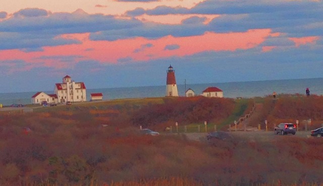 Work at home with a View/Beachfront Cottage/nightly Sunsets/private sandy beach in Narragansett