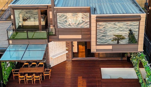WTF lounge 4-bedroom house boat in Belgrade in Beograd
