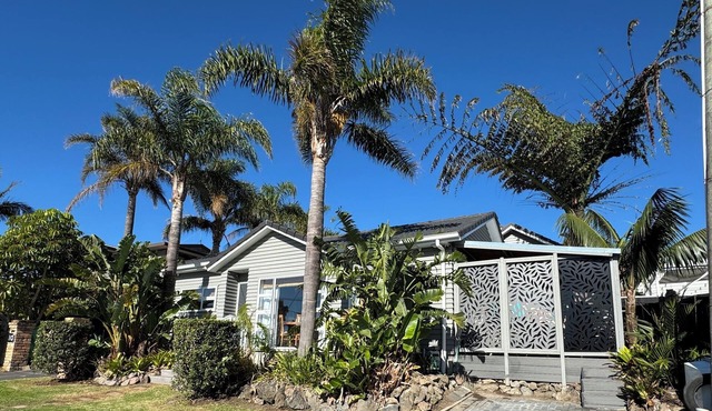 Your coastal escape. Walk to the beach. Private spa, whole house access. in Auckland