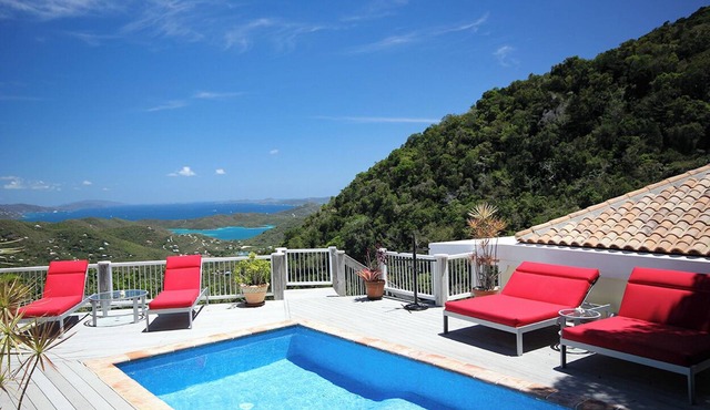 Your Private Getaway on Bordeaux Mountain: Relax with A/C, Hot Tub, and Breathtaking Views in Bordeaux Mountain