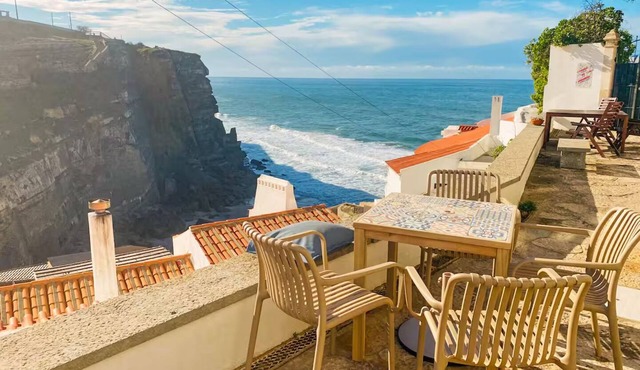 Zen house on the cliffs of Azenhas do Mar in Colares