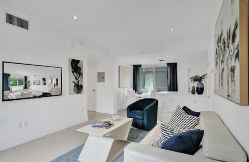 West Avenue Apartment | Maritime Suite 2BD/2BA South Beach Villa Monaco