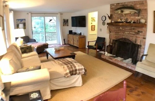Orleans House | Cozy Home in Quiet & Convenient Area (1140)