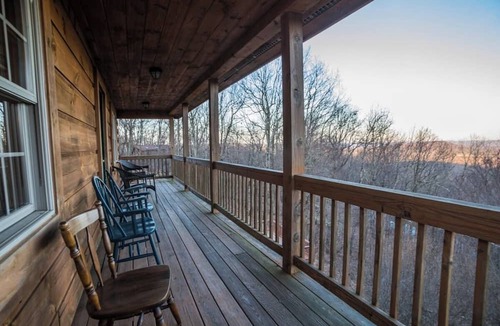 Hickory Hills Cabin | Haven View Retreat | Private Log Cabin | Hot Tub