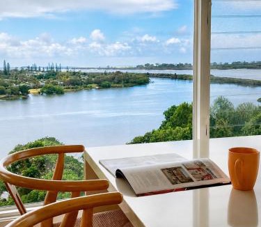 East Ballina Apartment | Lazy Days Penthouse - Opposite Shaws Bay - 180 Waterfront Views