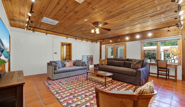 El Ranchito on 5.78 Acres in Driftwood